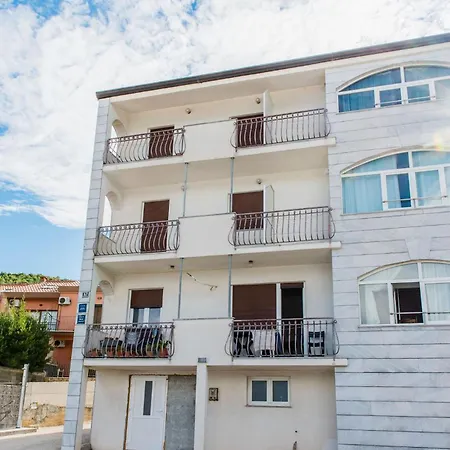 Апартаменты Gorgeous In With House Sea View